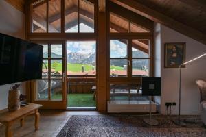 ein Wohnzimmer mit einer großen Glastür in der Unterkunft Ferienwohnung Edelweiß mit Sommer- Bergbahn unlimited kostenlos in Obermaiselstein