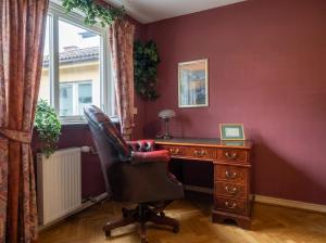 an office with a desk and a chair and a window at JS10 - 2BR Central Bergen Views in Bergen