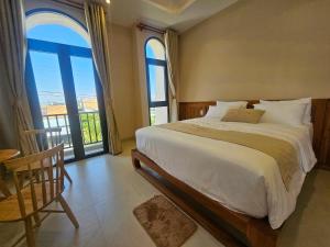 a bedroom with a large bed and a large window at Gió nồm in Phú Hiệp