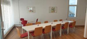 a meeting room with a table and chairs at Chesa Quadrella Zimmer mit Kochecke inklusive Bergbahnen im Sommer-ausser Studio in Pontresina