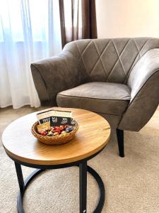 a bowl of fruit on a table next to a couch at Top Wohnung, auch für Monteure in Siegen-Wilnsdorf Autobahn in Wilnsdorf