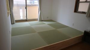 a hallway with green and white floors and a window at Sakuraya 亀島店 in Nagoya