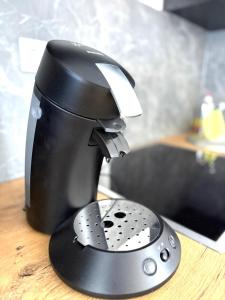 a black coffee maker sitting on top of a table at Wohnung in Siegen Parkplatz WLAN Autobahn in Wilnsdorf
