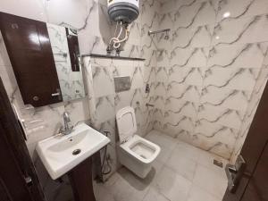 a bathroom with a sink and a toilet at Tranquil Bliss in Jāmb