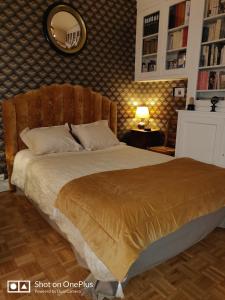 a bedroom with a bed and a mirror on the wall at Gîte MAÏ - Classé 3 étoiles in Dieppe