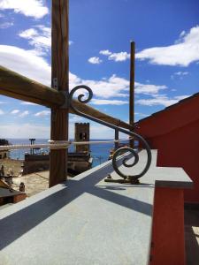 モンテロッソ・アル・マーレにあるTorre Baciugaの海の景色を望むバルコニーの手すり