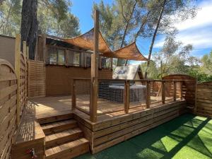 a deck with a net on top of it at Le Beau Vezé in Carqueiranne