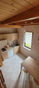 a small kitchen with a table and a window at Solińskie Podgórze in Solina