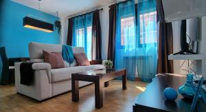 a living room with a couch and a table at Apartamento El Toboso in Alcalá de Henares