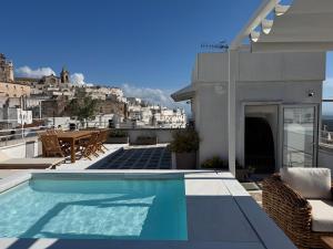 basen na dachu domu w obiekcie Palazzo Mascetti w mieście Ostuni