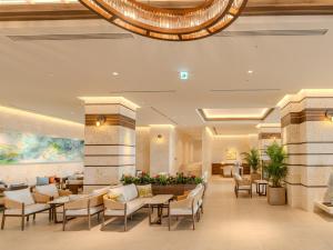 eine Hotellobby mit Tischen und Stühlen in der Unterkunft ALLAMANDA Splendid in Miyakojima