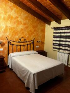 a bedroom with a bed in a room at Cases Tonet 3 in Forcall