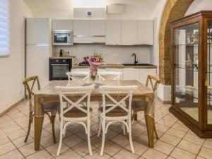 a kitchen with a dining room table and chairs at Apartment Sole e Luna - Fronte Mare in Nettuno