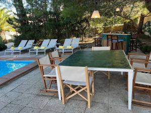 a table and chairs next to a swimming pool at Villa Sa Torre Blanca in Colonia de Sant Pere