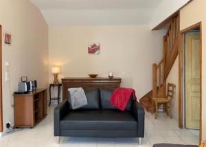 a living room with a black couch in a room at Beratarbide in Laroin