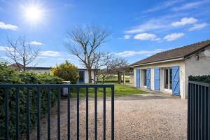 a fence in front of a house at Beratarbide in Laroin