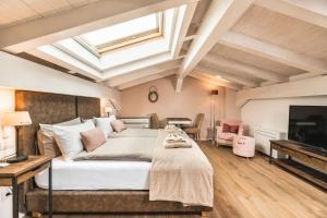 a bedroom with a bed with a skylight at Privilegium Lazise in Lazise