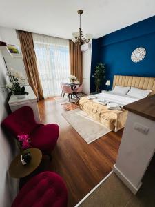 a bedroom with a bed and a table and chairs at Luxury Studio Mamaia Nord in Mamaia Sat/Năvodari +74 photos