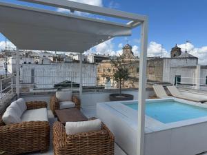 balkon z basenem na dachu w obiekcie Palazzo Mascetti w mieście Ostuni