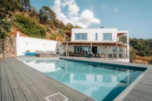 a house on a hill with a swimming pool at Villa Donna Cà con vista mare e piscina privata in Coccorino