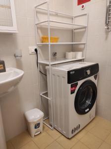 a washing machine in a bathroom next to a sink at B&B Ginevra in Gizzeria