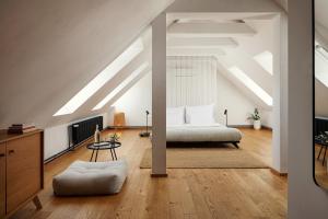 a bedroom with a bed in a attic at Resort po.spolu in Mokrovraty