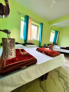 Katil atau katil-katil dalam bilik di Hotel Vijay Lok