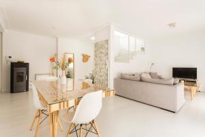 a living room with a table and a couch at Realejo Horizon por Miwa Studio in Granada