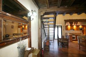 una sala de estar con una escalera de caracol en una casa en La Rinconera en Mingorría