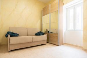 a living room with a couch and a glass cabinet at Casa nel Borgo in Campomarino