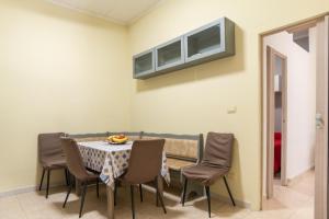 a dining room with a table and chairs at Casa nel Borgo in Campomarino