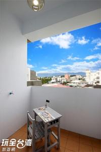 una mesa en una habitación con vistas a la ciudad en 鐵花國小民宿, en Taitung