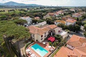 an aerial view of a house with a swimming pool at Hotel Kon Tiki in San Vincenzo