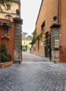 una strada di ciottoli in un vicolo con edifici di Margutta Mews a Roma