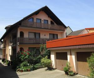 a large house with a balcony on top of it at Ferienwohnung Traudel in Hatzenbühl