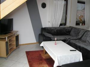 a living room with a couch and a table at Ferienwohnung Traudel in Hatzenbühl