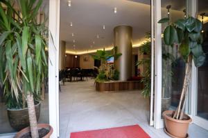 eine Lobby mit Topfpflanzen in einem Gebäude in der Unterkunft Ugurlu Hotel in Gaziantep