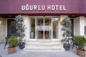 ein Hotel mit einem Schild an der Vorderseite eines Gebäudes in der Unterkunft Ugurlu Hotel in Gaziantep