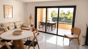 a living room with a couch and a table at Résidence Bozzi in Grosseto-Prugna