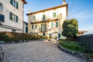 a cobblestone street in front of two buildings at Japo House - Like at your house in Pusiano