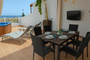 a dining room with a table and chairs at Sea Breeze Arguineguin in Mogán