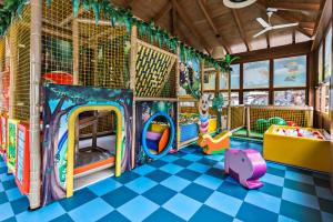 una sala de juegos para niños con juguetes en Elba Lanzarote Royal Village Resort en Playa Blanca