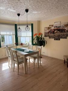 a dining room with a table and chairs at Ferienwohnung Waldblick in Brilon