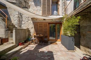 a courtyard with a table in a stone building at Charming old stone house in Sali