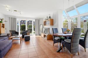 a living room with a table and chairs at Möwenblick in Norddeich