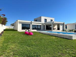 a large house with a yard with a swimming pool at Spacieuse villa standing de 220m2 à 5 minutes des plages in Aléria