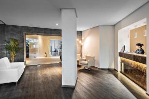 une femme assise à un bureau dans un bureau dans l'établissement Elba Lanzarote Royal Village Resort, à Playa Blanca 41 autres photos