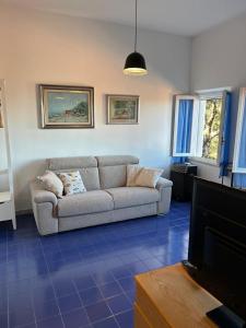 a living room with a couch and a tv at La carezza dell'Elba in Poggio