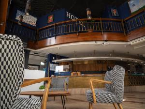 zwei Stühle und ein Tisch in einem Zimmer in der Unterkunft Hotel Bríos in Lugo