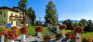 a garden with flowers in pots in front of a building at Villa Romilda in Arona
